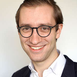 Porträtbild von Joshua Hofert