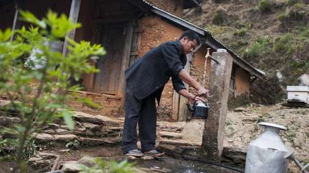 Sauberes Trinkwasser im Dorf Caughara, Nepal, 2012. 