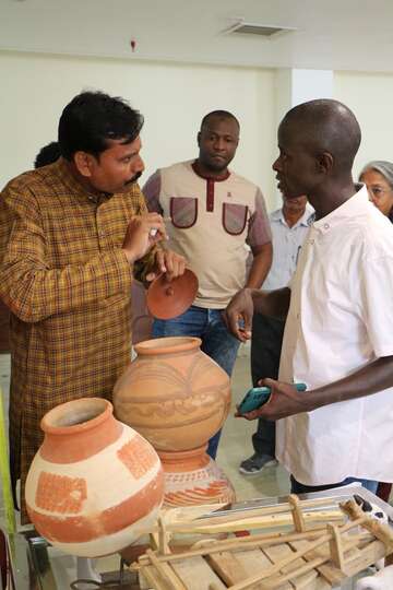 Ein Mann demonstriert die Funktion von Matka-Filtern