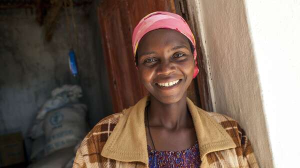 Porträt einer Frau aus Burundi, die in die Kamera lächelt