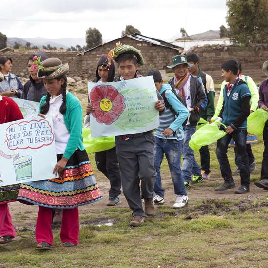pupils gathering rubbish together, school, "Valent’n Paniagua Curazao"