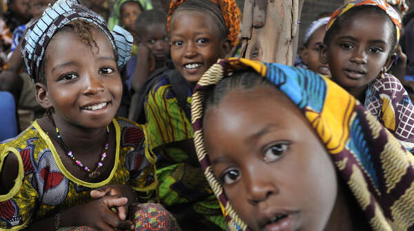 Vier Mädchen lachen in die Kamera