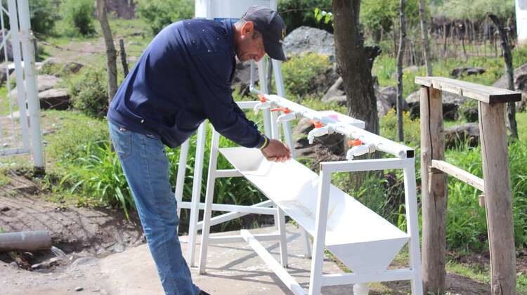 Ein Mann wäscht sich die Hände, Tadschikistan 2021.