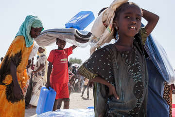 Kinder tragen Wasserkanister, Äthiopien, 2018.