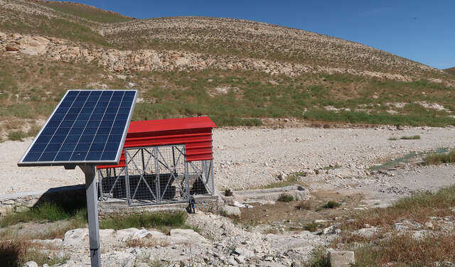 Saubere Energie für den Iran. Die Wasserpumpe wird mir Solarenergie betrieben, 2019.