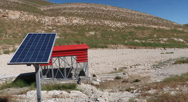 Saubere Energie für den Iran. Die Wasserpumpe wird mir Solarenergie betrieben, 2019.