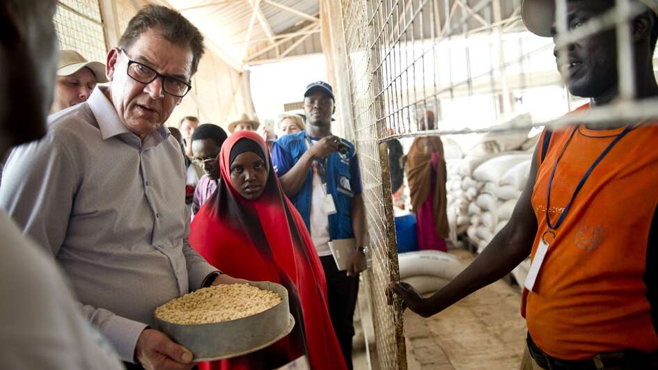 Gerd Müller spricht mit Menschen in der Elfenbeinküste.