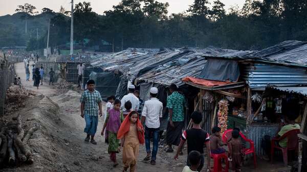 Aus Myanmar geflüchtete Rohingya leben in einem Flüchtlingslager in Bangladesch.