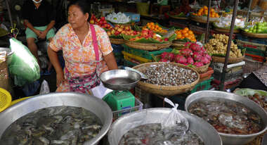 Women at the market, who sells seafood