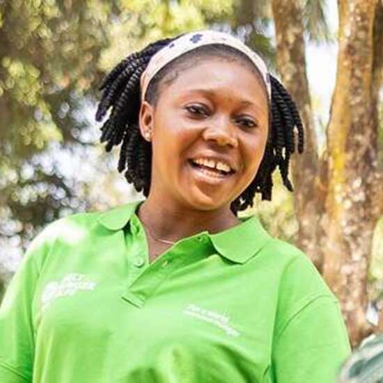 Eine Mitarbeiterin der Welthungerhilfe unterrichtet eine Gruppe junger Frauen und einen jungen Mann im Dorf Giehun