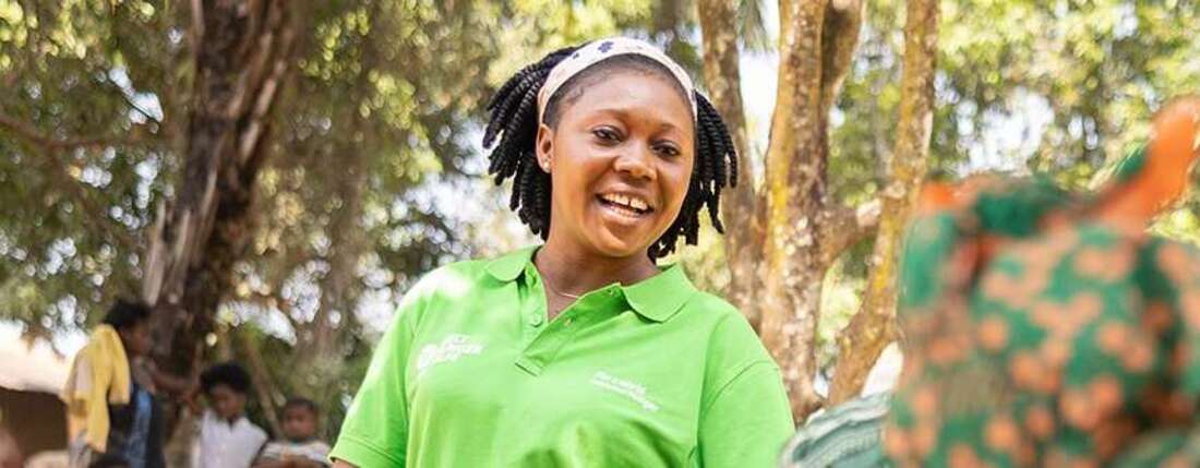 Eine Mitarbeiterin der Welthungerhilfe unterrichtet eine Gruppe junger Frauen und einen jungen Mann im Dorf Giehun