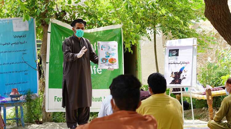 Afghanen bei einer Hygieneschulung