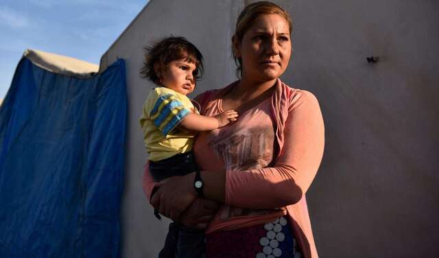 Eine Mutter hält ihr Kind auf dem Arm