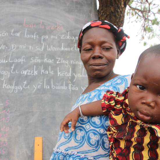 Mutter mit Baby bei Alphabetisierungskurs in Burkina Faso
