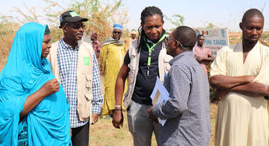Mitarbeiter der Welthungerhilfe spricht mit Menschen der Gemeinde Niamey in Niger