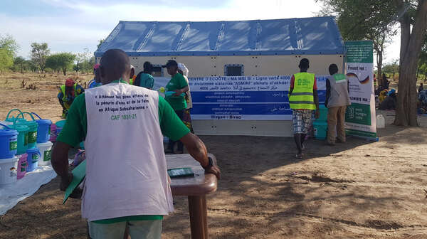 Menschen bereiten die Verteilung von Hilfsgütern vor.