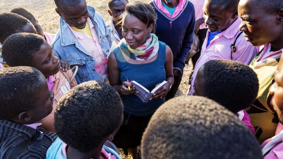 Welthungerhilfe staff member Caterina Longwe in a discussion. 
