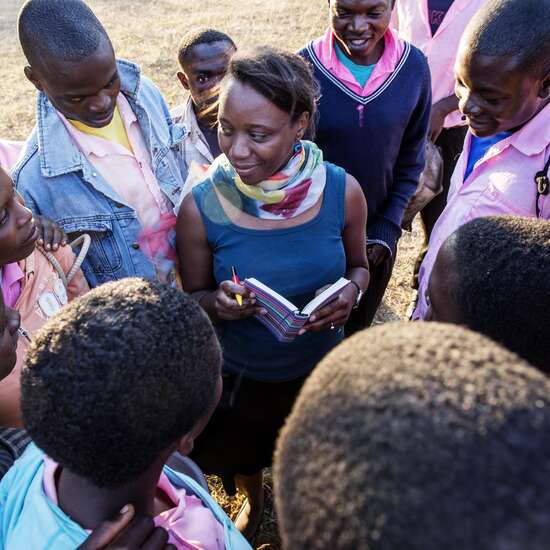 Welthungerhilfe staff member Caterina Longwe in a discussion. 