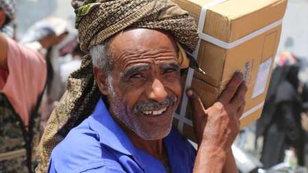 Ein glücklicher Mann bei der Nahrungsmittelverteilung im Jemen.