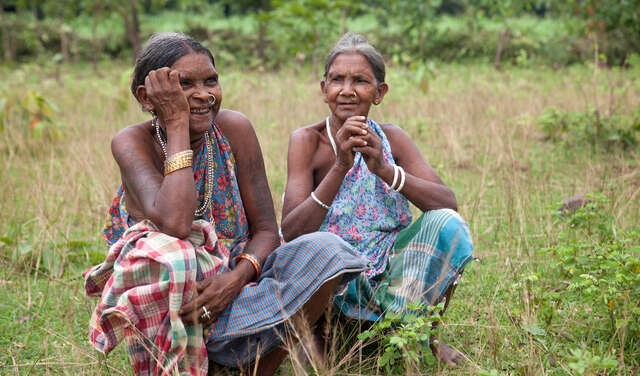 Zwei Freundinnen, Rami (li.) und Bari Pacharin (r.), aus Ketoku, Jharkand in Indien.