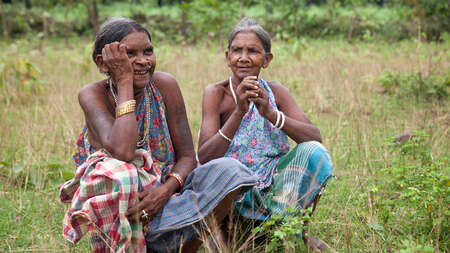 Zwei Freundinnen, Rami (li.) und Bari Pacharin (r.), aus Ketoku, Jharkand in Indien.