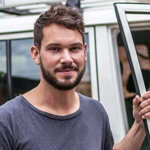 Robert Redweik vor einem Geländewagen der Welthungerhilfe.