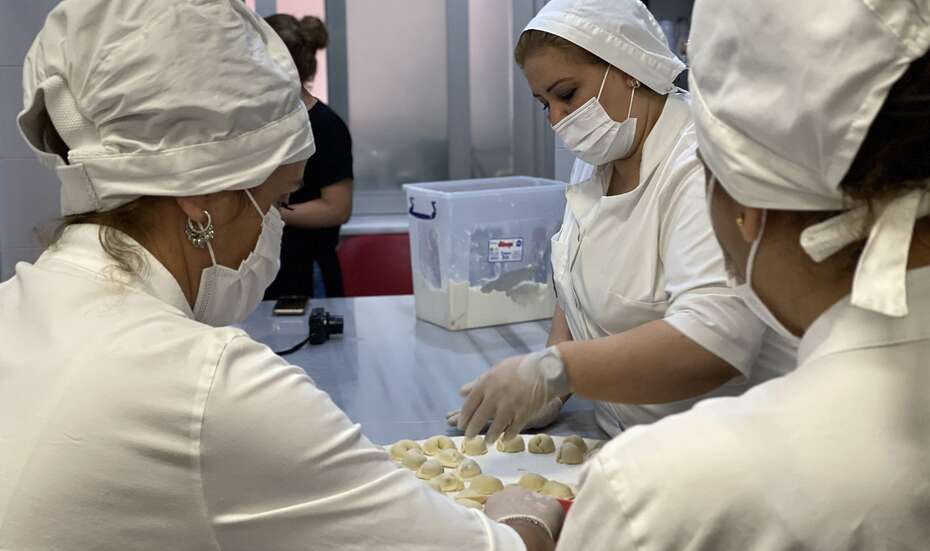 Drei Frauen befüllen Teigtaschen, Türkei 2021.