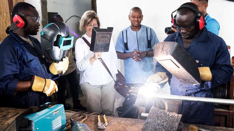 2019-marlehn-thieme-sierra-leone-besuch-skill-up_C_kai-loeffelbein.jpg Demonstration of welding abilities.