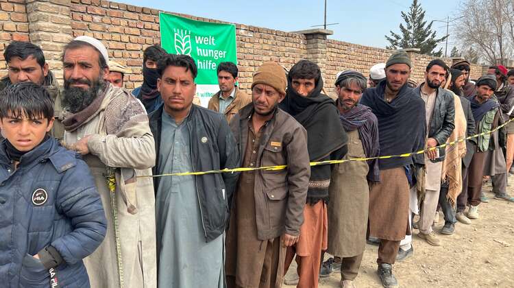 Männer stehen bei einer Lebensmittelverteilung in Kabul, Afghanistan, Schlange.