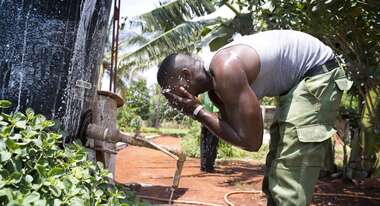 Mann wäscht sich das Gesicht