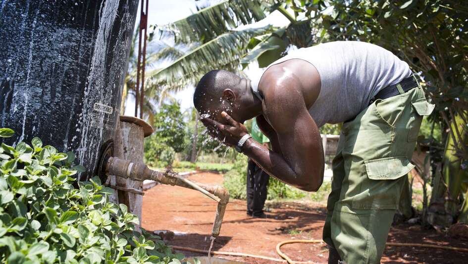Mann wäscht sich das Gesicht