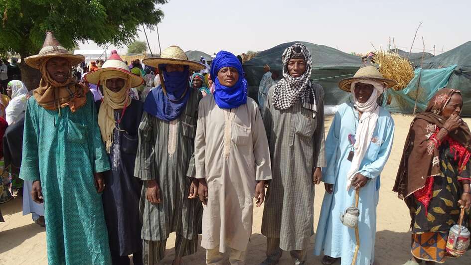 Menschengruppe in Nigeria