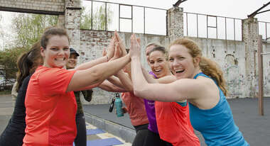 Sportlerinnen klatschen ein