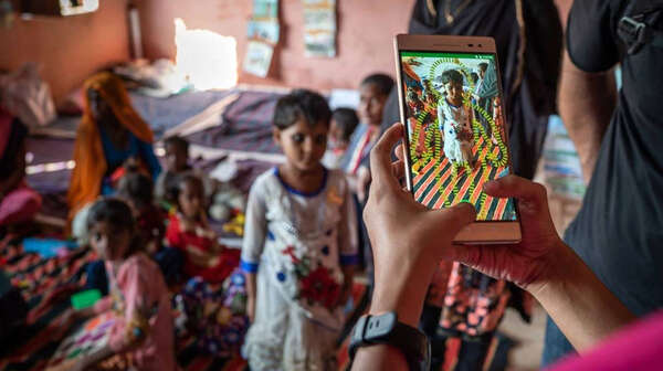 Vermessen eines Kindes mit dem Child Growth Monitor