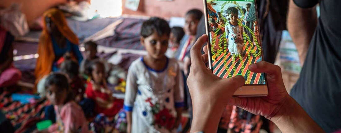 Vermessen eines Kindes mit dem Child Growth Monitor