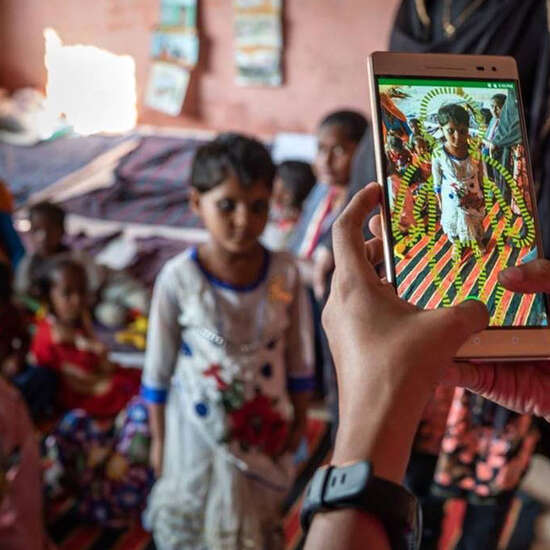 Vermessen eines Kindes mit dem Child Growth Monitor