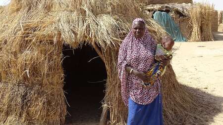 Frau mit Baby auf dem Arm