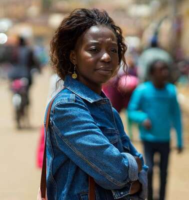 Lidia Aouba, Referentin für das Programm "Skill Up!", steht auf einer belebten Straße