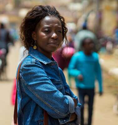 Lidia Aouba, Referentin für das Programm "Skill Up!", steht auf einer belebten Straße