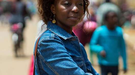 Lidia Aouba, Referentin für das Programm "Skill Up!", steht auf einer belebten Straße