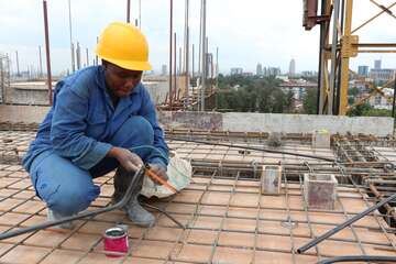 Lillian Ondiso Haggai (24) arbeitet auf der Baustelle