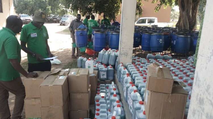 Zwei Männer begutachten eine Ladung Hilfsgüter.