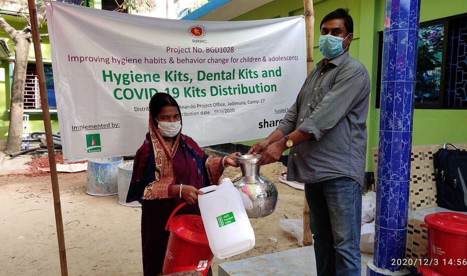 Eine Frau bekommt ein Hygiene-Paket für den Schutz gegen Corona, Bangaldesch 2021.