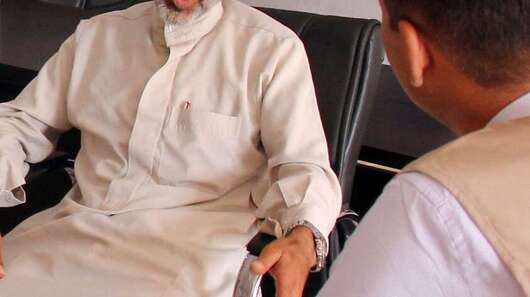 Amer Khaled talking to Welthungerhilfe staff.