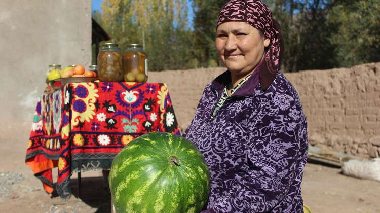 Eine Frau zeigt eine große Wassermelone, Tadschikistan 2021.