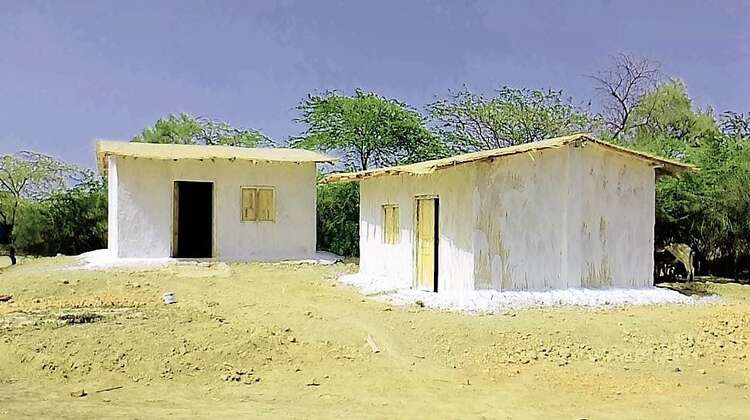 Zwei hochwasserfeste Unterkünfte in Pakistan