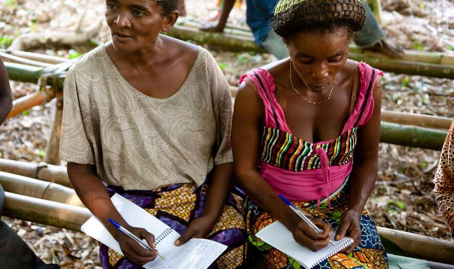 Zwei Frauen, die an einem Kurs im Schulungsprojekt Agrarwirtschaft teilnehmen