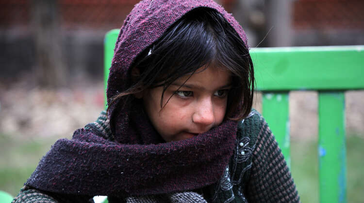 Ein junges Mädchen bei einer Lebensmittelverteilung in Kabul. 