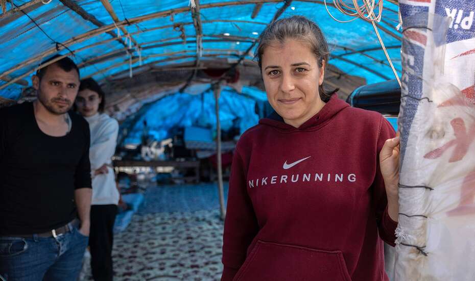 Eine Familie findet Unterschlupf in einem Gewächshaus.