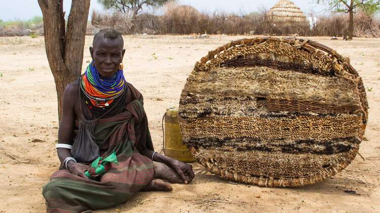 Dürre in Kenia: Eine Frau sitzt auf dem Boden.